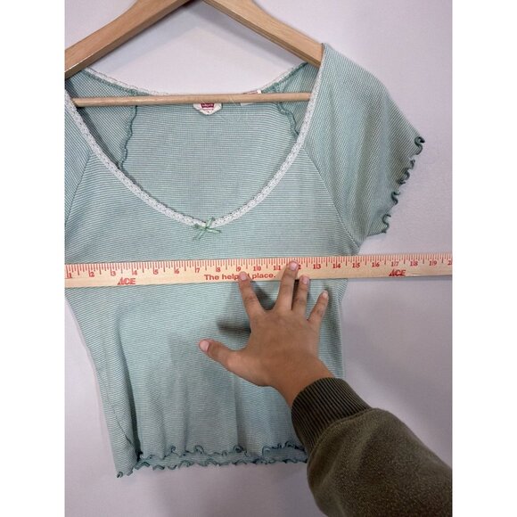 Levi's Dry Goods Light Green Striped V-Neck Tee Medium Ruffled Hem Crop Top - Picture 6 of 7